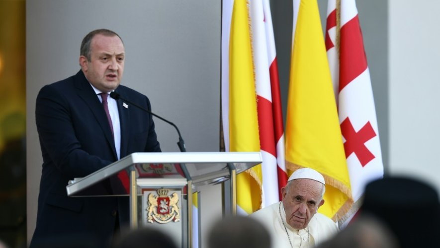 Le président géorgien Giorgi Margvelashvili accueille le pape François, le 30 septembre 2016 à Tbilissi