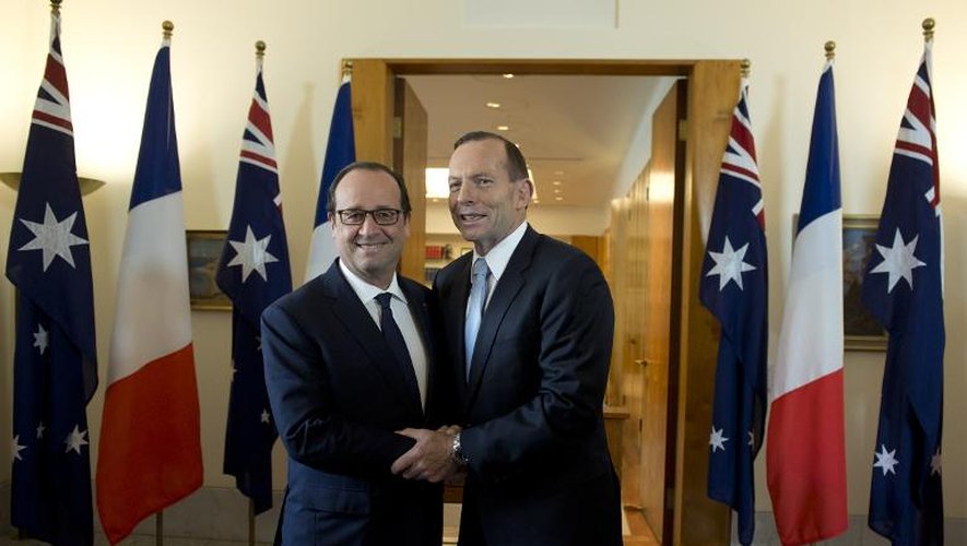 Le président français François Hollande (g) et le Premier ministre australien Tony Abbott, au Parlement à Canberra, le 19 novembre 2014