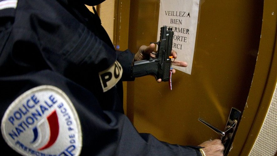 Un policier range son arme à la fin de son service dans un commissariat à Paris le 11 février 2012