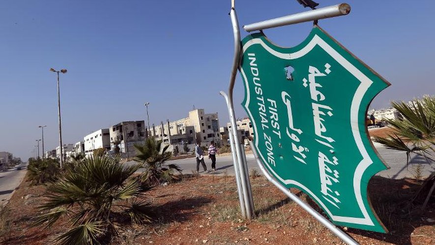 Un panneau cassé indiquant l'entrée de la zone industrielle d'Alep, le 18 novembre 2014 en Syrie
