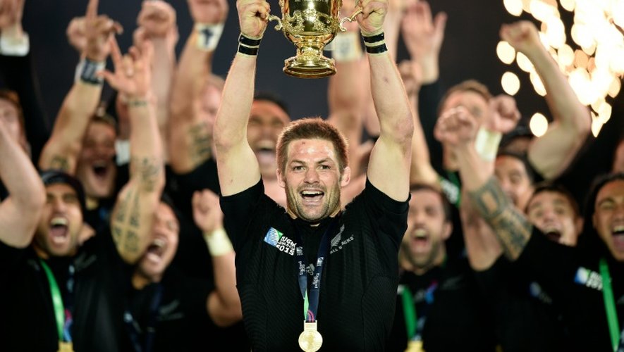 Le capitaine néo-zélandais Richie McCaw brandit le trophée de la Coupe du monde de rugby, le 31 octobre 2015 à Twickenham