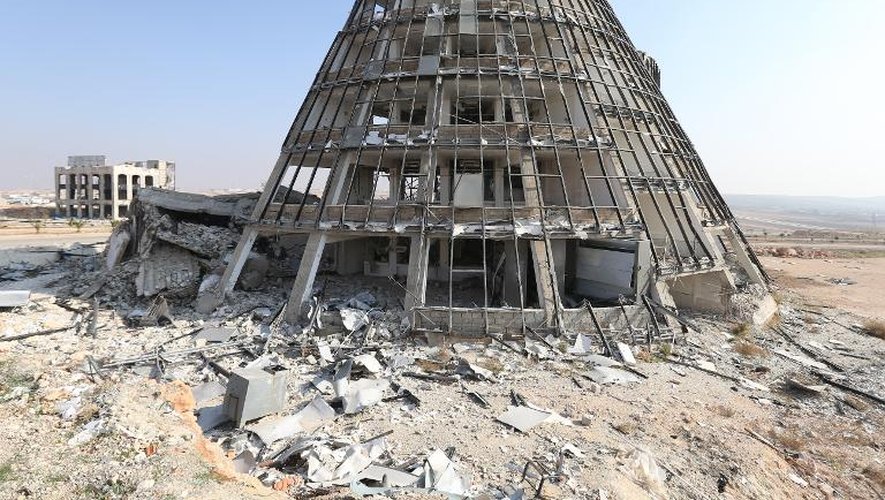 Un immeuble de bureaux détruits dans la zone industrielle d'Alep, le 18 novembre 2014 en Syrie