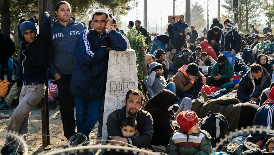 Des migrants en provenance du Liberia, Maroc, Pakistan, Sri Lanka et du Soudan patientent le 19 novembre 2015 à Gevgelija, pour passer de Grèce en Macédoine