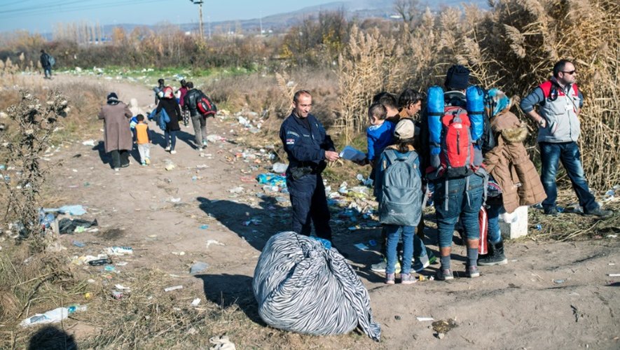 La police serbe contrôle des réfugiés syriens, le 19 novembre 2015 à Tabanovce, sur la frontière entre la Serbie et la Macédoine