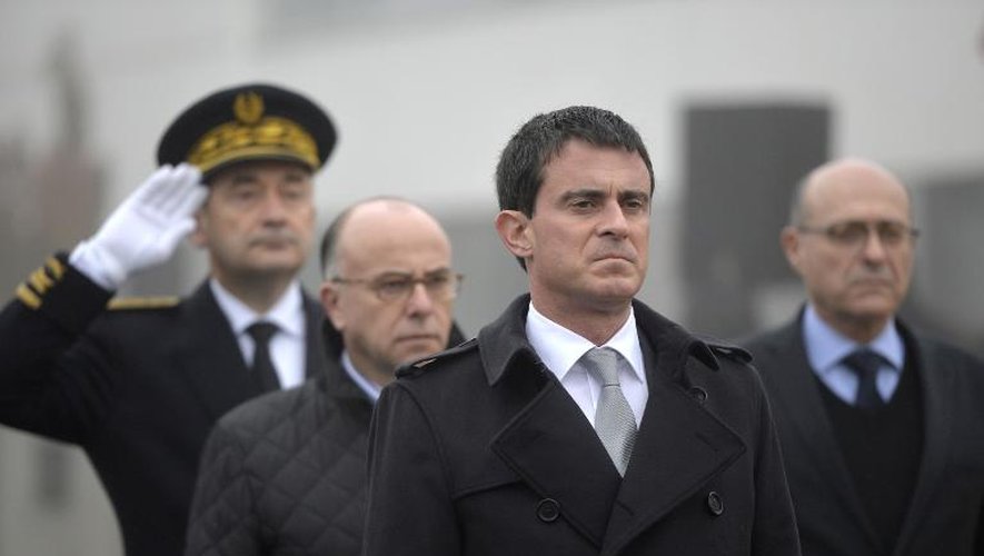 Le Premier ministre Manuel Valls (c) et le ministre de l'Intérieur, Bernard Cazeneuve (2e g) à l'inauguration de l'Hôtel de Police de Beauvais, le 19 novembre 2014