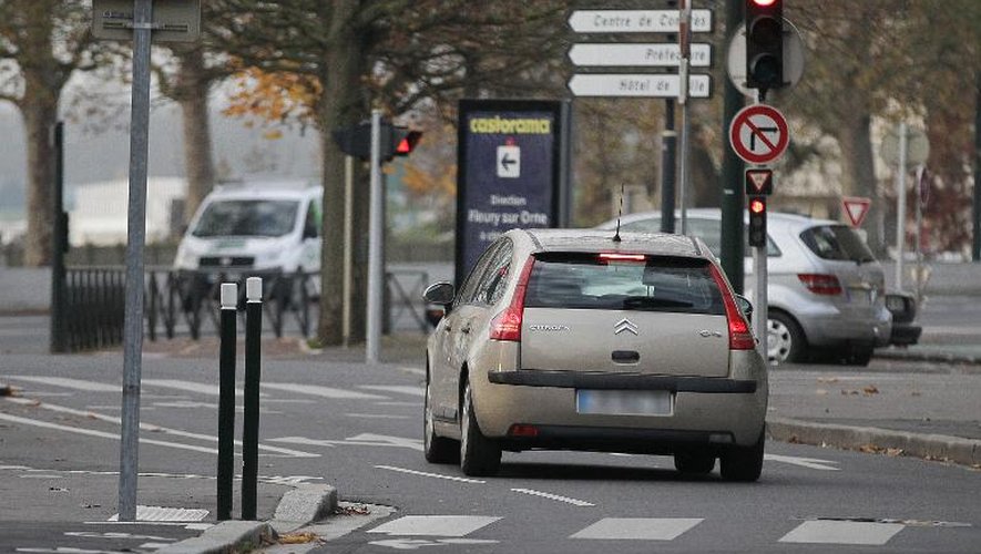 La voiture transportant le président du Stade Malherbe de Caen Jean-François Fortin lors de son départ des locaux de la police judiciaire de Caen en direction Nanterre, le 18 novembre 2014