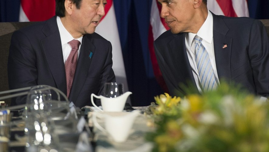 Le président américain Barack Obama (d) et le Premier ministre japonais Shinzo Abe au sommet APEC de Manille le 19 novembre 2015