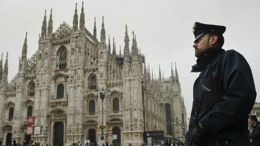 Un policier italien patrouille le 19 novembre 2015 près de la cathédrale de Milan, située sur la piazza del Duomo
