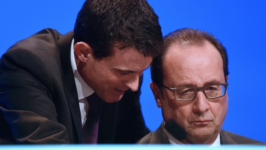 Manuel Valls parle à François Hollande le 18 novembre 2015 à Paris