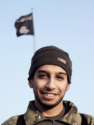 Photo non datée extraite le 16 novembre 2015 d'un magazine internet Dabiq du groupe Etat islamique, datant de février 2015, montrant Abdelhamid Abaaoud, alias Abou Umar al-Baljiki