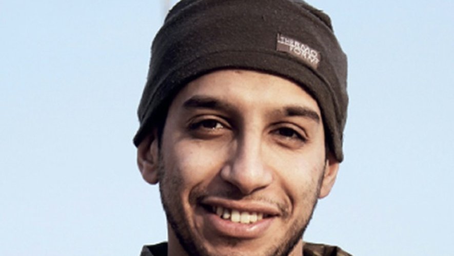 Photo non datée extraite le 16 novembre 2015 d'un magazine internet Dabiq du groupe Etat islamique, datant de février 2015, montrant Abdelhamid Abaaoud, alias Abou Umar al-Baljiki