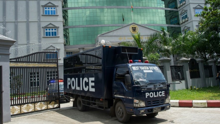 Un camion de police transportant six membres d'une famille accusés d'avoir réduit en esclavage deux enfants pendant des années, le 29 septembre 2016 à Rangoon