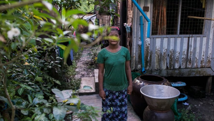 Than Than Ei, une ancienne enfant esclave, pose chez un proche, le 29 septembre 2016, à Rangoon