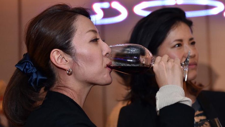 Des Japonaises goûtent la cuvée 2014 du "Beaujolais nouveau", le 19 novembre 2014 à Tokyo