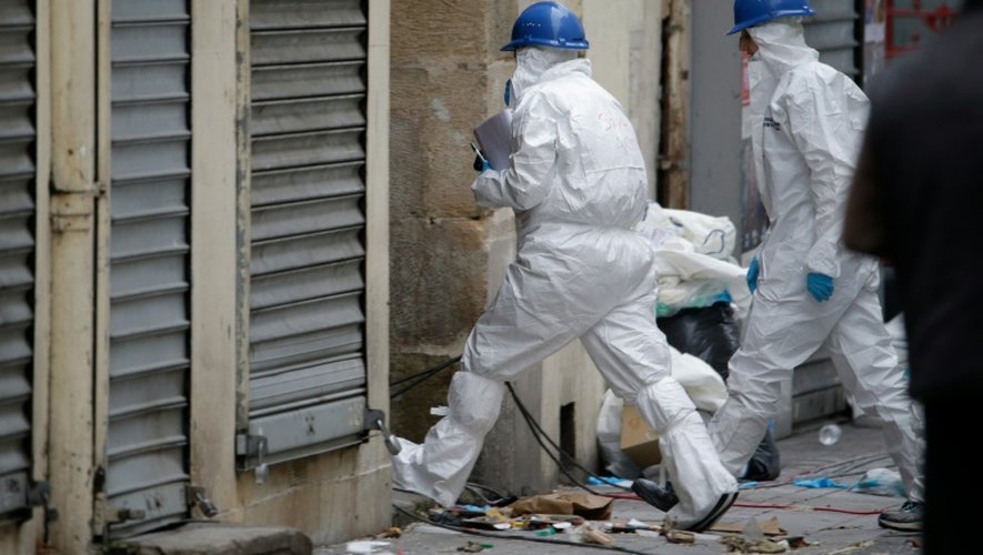 La police scientifique entre le 19 novembre 2015 dans l'immeuble à Saint-Denis où a eu lieu le raid la veille à la recherche des auteurs des attentats de Paris