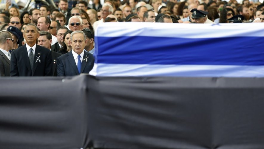 Le président américain Barack Obama et le Premier ministre israélien Benjamin Netanyahu devant le cercueil de l'ancien président israélien Shimon Peres, le 30 septembre 2016