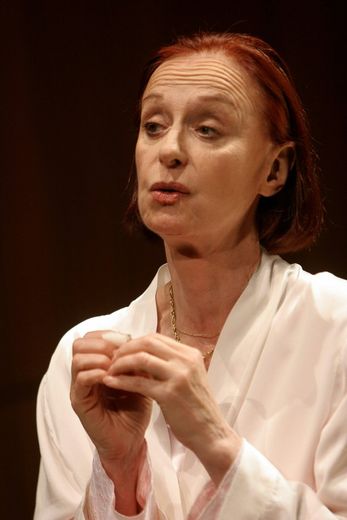 La comédienne Francine Bergé se produit, le 11 mai 2006 au théâtre de la Criée à Marseille, dans la pièce du dramaturge suédois Lars Norén, "Bobby Fischer vit à Pasadena"