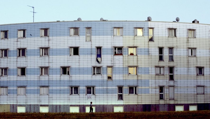 Un immeuble de la cité de la Grande Borne à Grigny (Essonne) classée en zone de sécurité prioritaire (ZSP) et où la moitié de la population vit sous le seuil de pauvreté