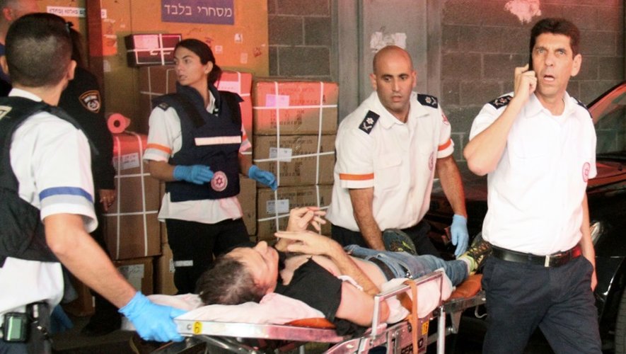 Un Israélien, blessé, est évacué après une attaque à coups de couteau perpétrée, le 19 novembre 2015 par un Palestinien à Tel-Aviv