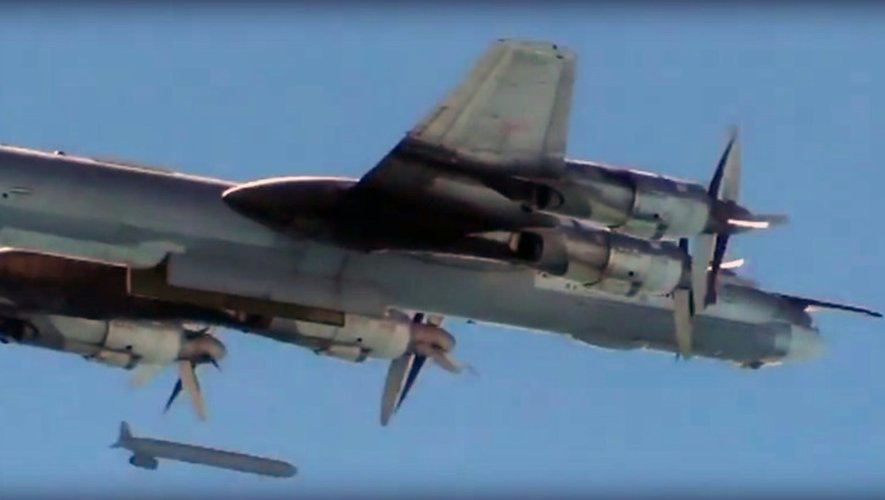 Capture d'écran publiée le 19 novembre 2015 sur le compte Facebook du ministère russe de la Défense, montrant un bombardier Tupolev Tu-95 larguant un missile de croisière lors de frappes aériennes sur la Syrie