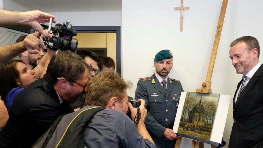 Le 30 septembre 2016 à Naples, la police financière italienne a rendu à son musée d'origine deux tableaux de Vincent Van Gogh, dont la "Sortie de l'église de Nuenen", volés 14 ans plus tôt
