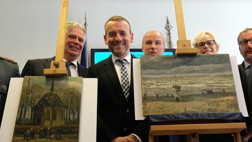 Le directeur du musée Van Gogh d'Amsterdam, Axel Rüger, est venu à Naples, en Italie, le 30 septembre 2016 pour récupérer ces deux toiles du célèbre peintre néerlandais