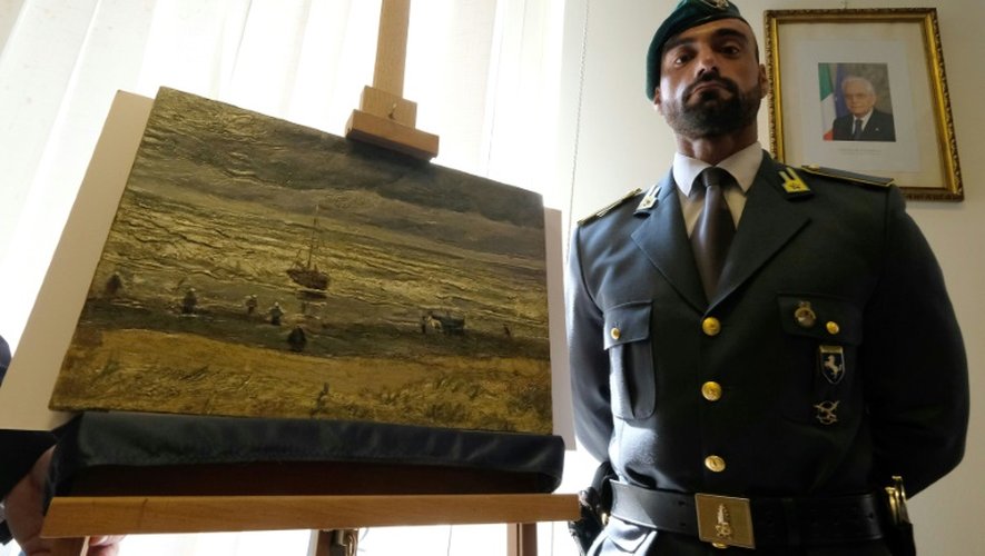 Le 30 septembre 2016 à Naples, la police financière italienne a rendu à son musée d'origine deux tableaux de Vincent Van Gogh, dont "Vue de la mer de Scheveningen (tempête)", volés 14 ans plus tôt