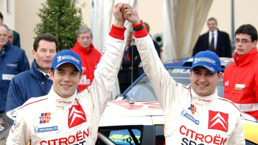 Le Français Sébastien Loeb (G) et son copilote Daniel Elena, le 20 janvier 2002 à Monaco, après avoir remporté le 70e rallye de Monte-Carlo