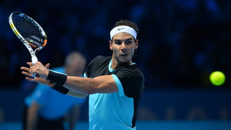 Rafael Nadal renvoie la balle vers Andy Murray au Masters de fin de saison, le 18 novembre 2015 à Londres