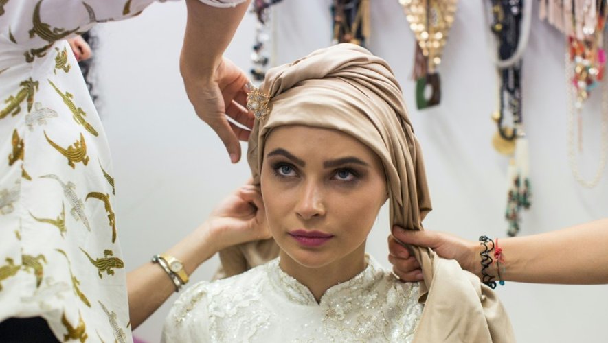 Un modèle se prépare pour une séance photo à Istanbul, le 6 septembre 2016