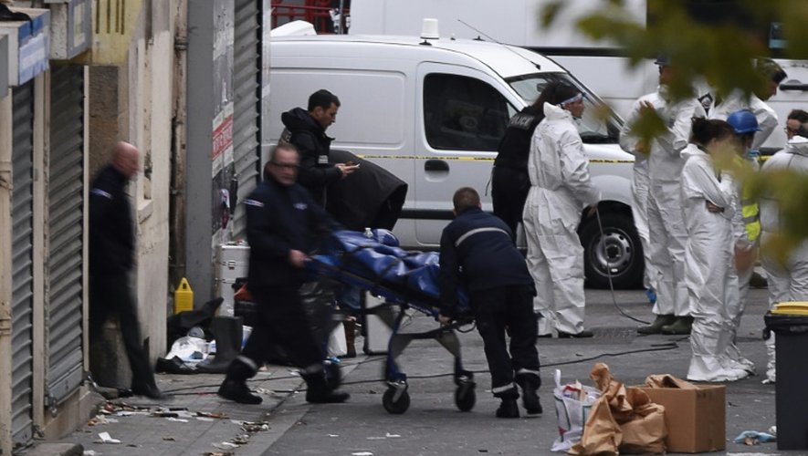 Un corps est sorti de l'immeuble où étaient retranchés des jihadistes présumés, après l'assaut donné par les forces de sécurité le 18 novembre 2015 à Saint-Denis