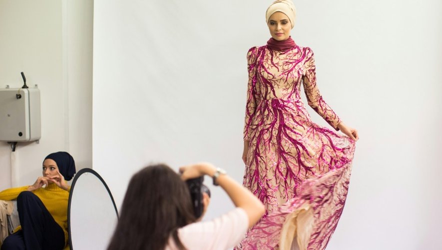 L'industrie de la mode islamique fleurit à Istanbul. Ici un modèle est présenté dans un atelier le 6 septembre 2016
