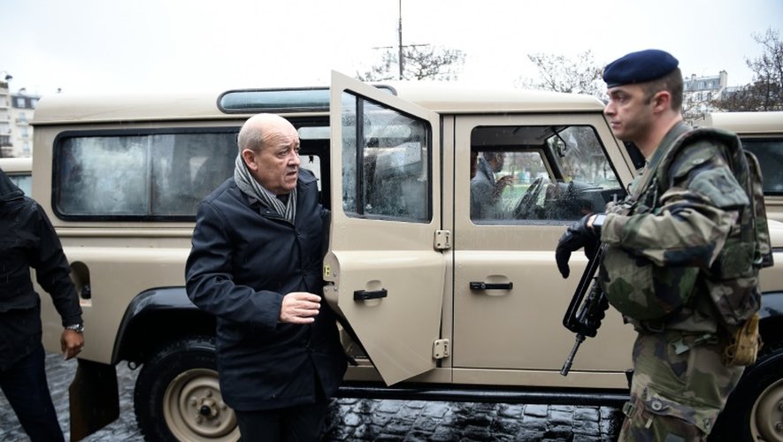 Le ministe de la Défense Jean-Yves Le Drian vient à la rencontre de soldats de l'opération Sentinelle près de la place d'Italie à Paris, le 20 novembre 2015