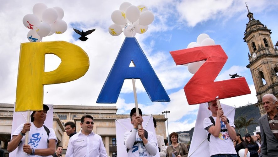Des Colombiens brandissent le signe "Paix", le 26 septembre 2016, à Bogota,  pour célébrer l'accord de paix historique entre les Farc et le gouvernement