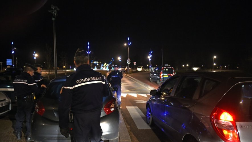 Gendarmes français effectuant des contrôles le 19 novembre 2015 à la frontière suisse à Divonne-les-Bains