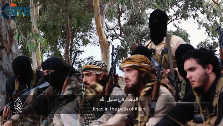 Capture d'écran fournie le 19 novembre 2014 par le centre américain de surveillance des sites islamistes (SITE) montrant Abou Maryam(C), Abou Osama(2e D) et Abou Salman(D), trois jeunes combattants du groupe Etat islamique appellant les musulmans de France à rejoindre les rangs jihadistes