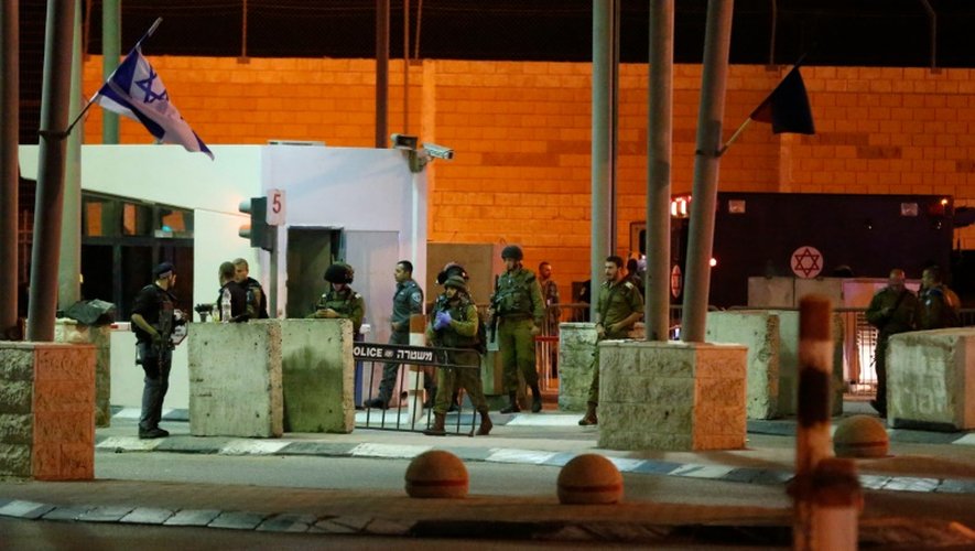 Des membres des forces de sécurité israéliennes sur les lieux d'une attaque  au couteau au point de passage de Qalandia entre Ramallah et Jérusalem, le 30 septembre 2016