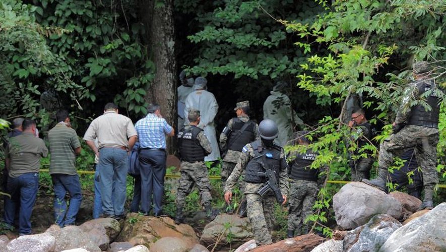 Policiers et enquêteurs à l'endroit ou les corps de  Miss Honduras Maria Jose Alvarado et sa soeur Sofia Trinidad ont été retrouvés le 19 novembre 2014 sur les berges du rio Aguagual, dans la localité d'Arada (ouest du Honduras)