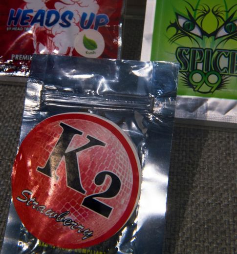 Des photos de sachats de drogues synthétiques comme le K2 ou le Spice photographiés le 25 août 2015 au Drug Enforcement Agency Museum (DEA) à Arlington, Virginia, près du Pentagone