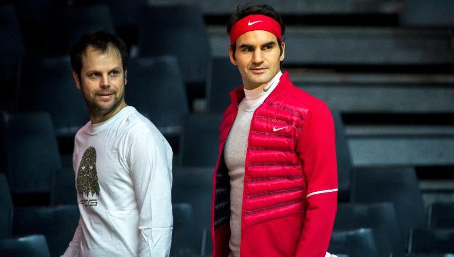 Roger Federer et le capitaine de l'équipe suisse Severin Luthi le 19 novembre 2014 au stade Pierre Mauroy à Villeneuve d'Ascq
