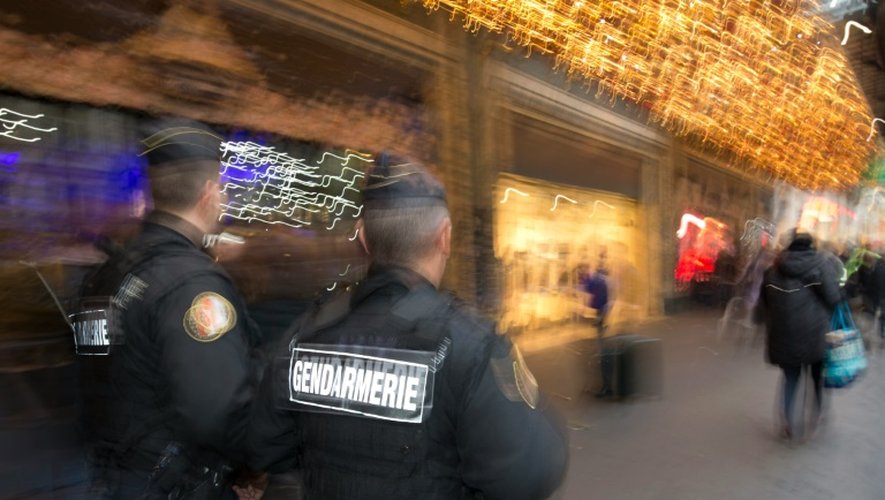 Des gendarmes patrouillent devant un grand magasin à Paris le 19 novembre 2015 dans le cadre du plan Vigipirate