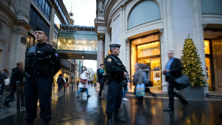Des gendarmes assurent la sécurité devant un grand magasin à Paris le 19 novembre 2015 dans le cadre du plan Vigipirate