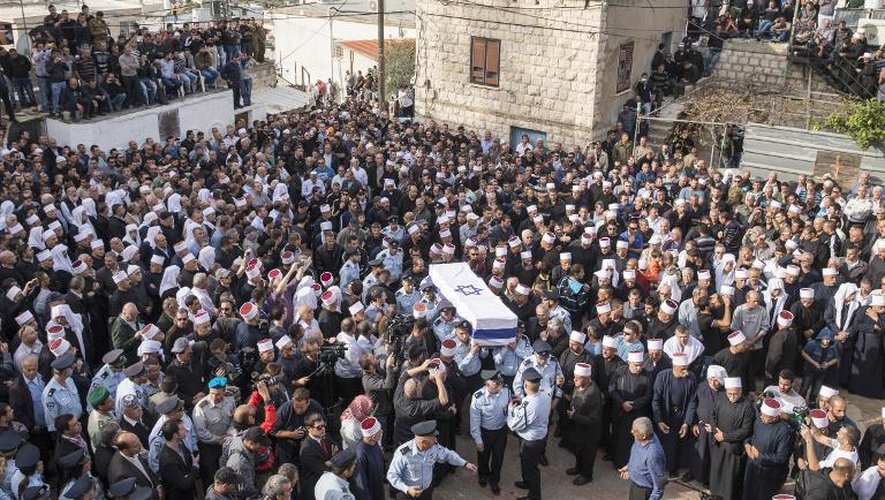 Des policiers israéliens portent le cercueil de leur collègue tué dans un attentat contre une synagogue, à Yanouh-Jat, le 19 novembre 2014