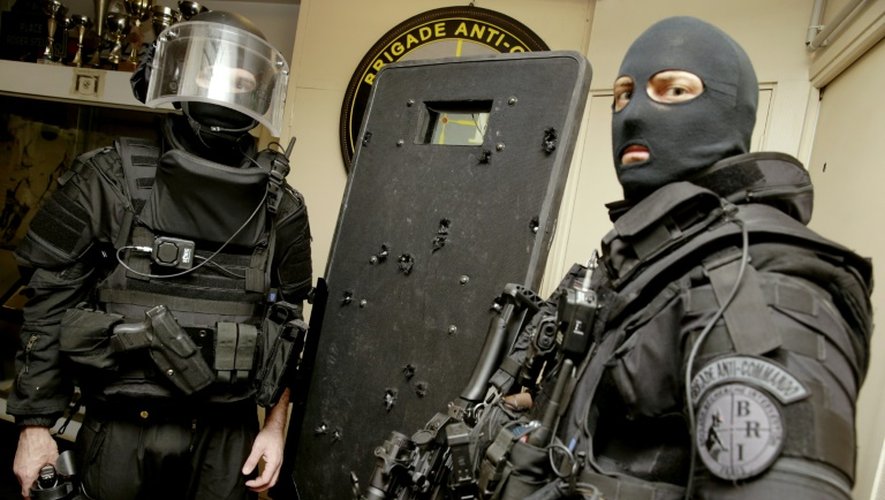 Des policiers de la BRI le 17 novembre 2015 au siège de la police avec l'équipement utilisé lors de l'intervention au Bataclan