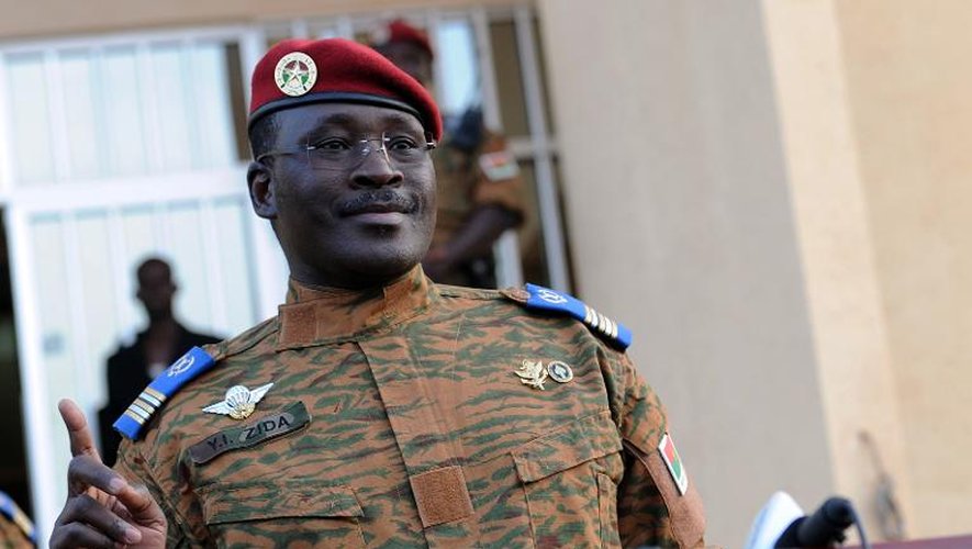 Le lieutenant-colonel Isaac Zida nommé Premier ministre du gouvernement de transition au Burkina Faso, fait une déclaration à la presse, le 19 novembre 2014 à Ouagadougou