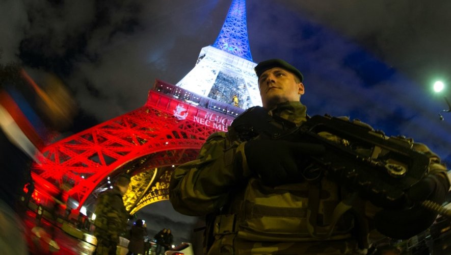 Un militaire du plan Vigipirate devant la Tour Eiffel le 16 novembre 2015 à Paris