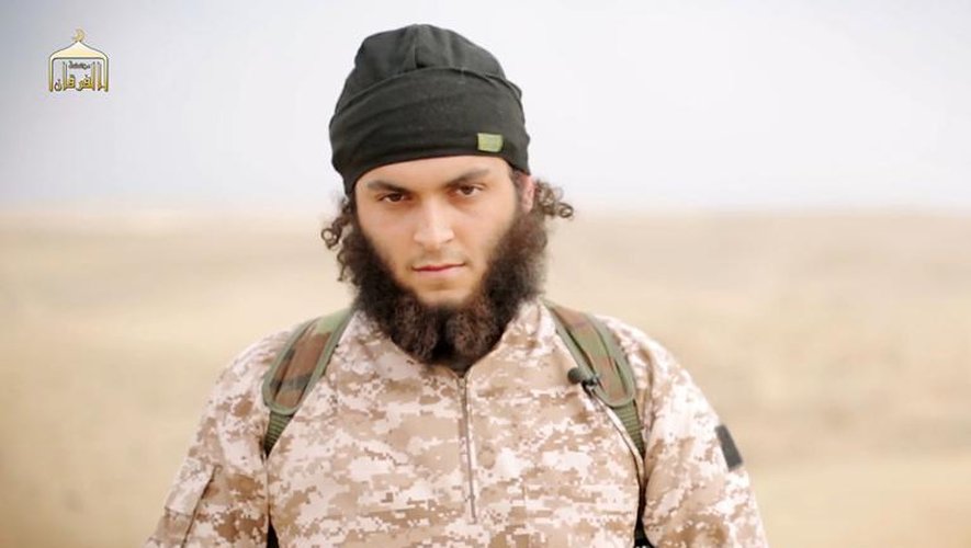 Image tirée d'une vidéo diffusée le 16 novembre 2014 par al-Furqan Media montrant le Français Mickaël Dos Santos, membre du groupe Etat islamique et identifié comme étant l'un des jihadistes ayant décapité des soldats syriens