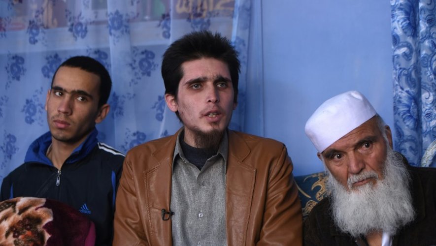 L'étudiant afghan Mohammed Yousuf (c), 23 ans, qui a passé neuf mois en captivité aux mains des jihadistes de l'EI, lors d'une interview avec l'AFP, le 17 novembre 2015 à Kaboul