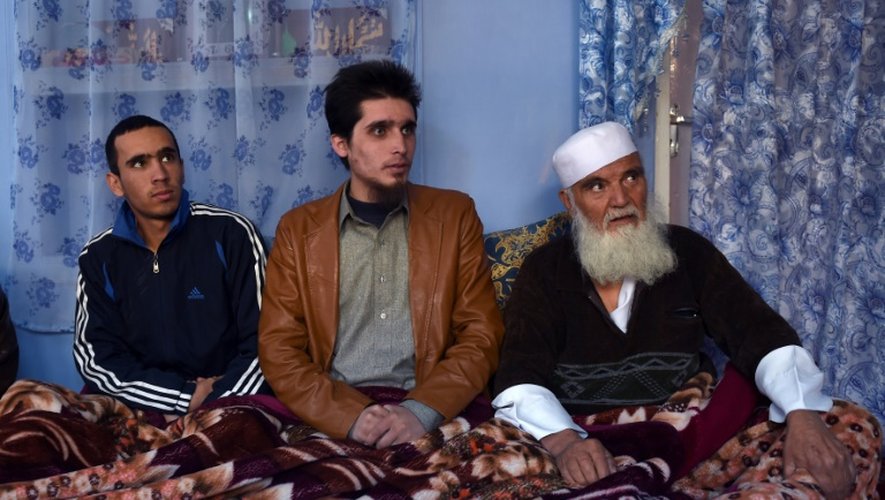 L'étudiant afghan Mohammed Yousuf (c), 23 ans, qui a passé neuf mois en captivité aux mains des jihadistes de l'EI, lors d'une interview avec l'AFP, le 17 novembre 2015 à Kaboul