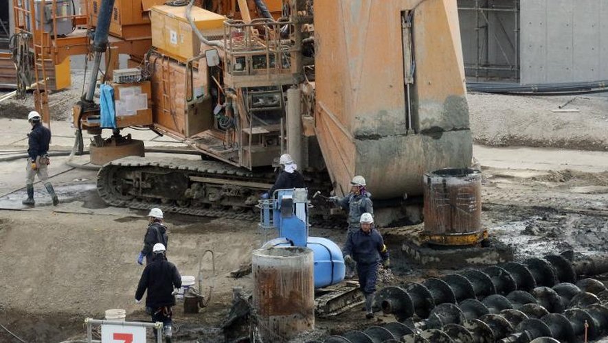 Des ouvriers sur un chantier à Tokyo, le 20 novembre 2014